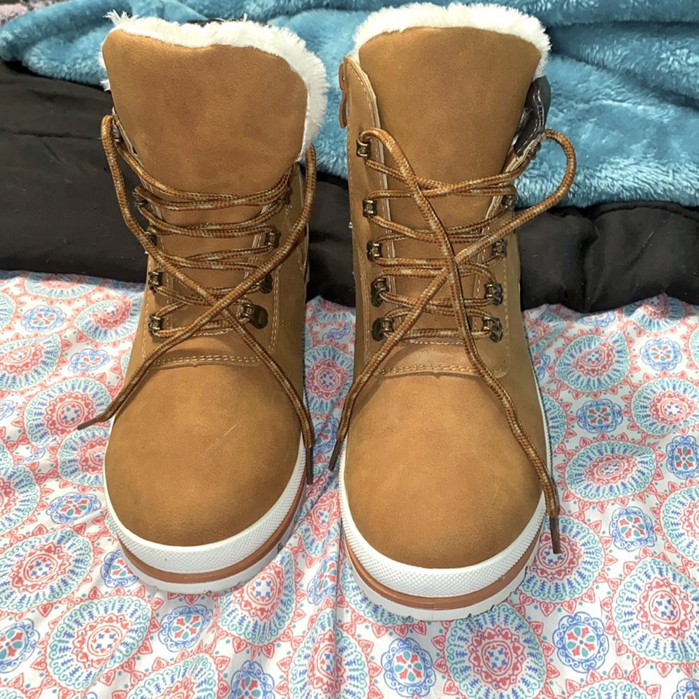 Size 7. Fuzzy inside snow boots. Worn once.